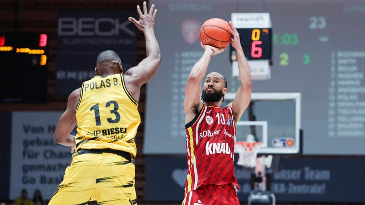 Im Bild: v.li. Yorman Polas Bartolo (MHP RIESEN Ludwigsburg, 13) gegen Davion Mintz (Wuerzburg Baskets, 10) am Ball 10.05.2026, Basketball, Fitness First Wuerzburg Baskets vs. MHP Riesen Ludwigsburg, easyCredit BBL, 34. Spieltag, Deutschland, 97072, tectake-Arena Wuerzburg, Copyright: HMBxMedia xJulienxBecker