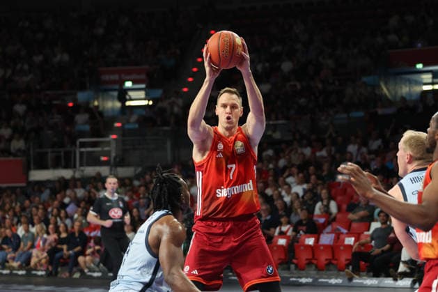 Johannes Voigtmann (FC Bayern Basketball, 07) mit Ball mit Christopher Clemons (EWE Baskets Oldenburg, 03), GER, FC Bayern Basketball vs. EWE Baskets Oldenburg, Basketball, easycredit Basketball Bundesliga, 34. Spieltag, Saison 2025 2026, 10.05.2026, GER, FC Bayern Basketball vs. EWE Baskets Oldenburg, Basketball, easycredit Basketball Bundesliga, 34. Spieltag, Saison 2025 2026, 10.05.2026 Muenchen Copyright: xEibner-Pressefoto JennixMaulx EP_JML