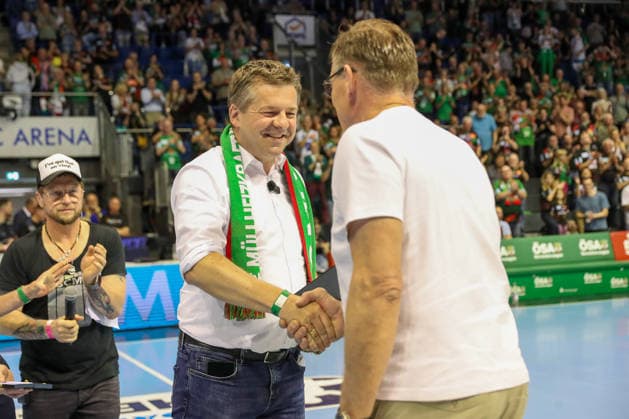 10.05.2026, xgox, Handball - Daikin HBL SC Magdeburg - Handball Verein Hamburg emspor, v.l. Bundestrainer Alfred Gislason wird von Sven Schulze (Ministerpräsident, CDU) geehert Magdeburg