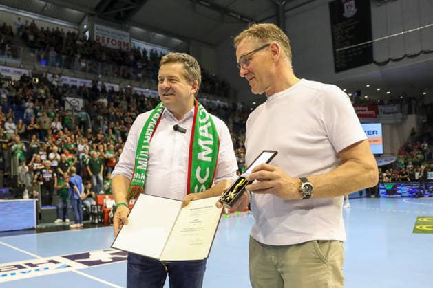 10.05.2026, xgox, Handball - Daikin HBL SC Magdeburg - Handball Verein Hamburg emspor, v.l. Bundestrainer Alfred Gislason wird von Sven Schulze (Ministerpräsident, CDU) geehert Magdeburg