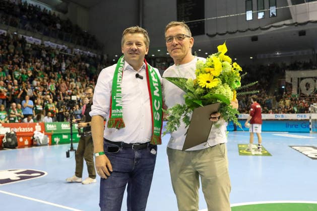 10.05.2026, xgox, Handball - Daikin HBL SC Magdeburg - Handball Verein Hamburg emspor, v.l. Bundestrainer Alfred Gislason wird von Sven Schulze (Ministerpräsident, CDU) geehert Magdeburg