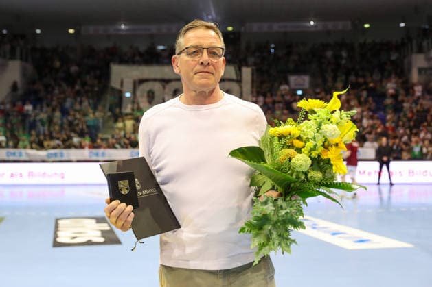 10.05.2026, xgox, Handball - Daikin HBL SC Magdeburg - Handball Verein Hamburg emspor, v.l. Bundestrainer Alfred Gislason wird von Sven Schulze (Ministerpräsident, CDU) geehert Magdeburg