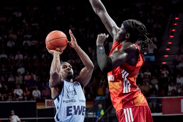 Deutsche Basketball Bundesliga (BBL), FC Bayern München Basketball vs EWE BASKETS Oldenburg, München FC Bayern Basketball, Oldenburg EWE BASKETS, 2026-05-10 in München (BMW Park) CLEMONS Christopher (EWE BASKETS Oldenburg Point Guard (PG) Nr3-OLD3), GABRIEL Wenyen (FC Bayern München Basketball Center (C) Nr32-FCBB32) sportworld München BMW Park Bayern Deutschland