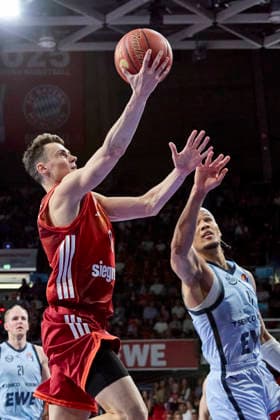 Deutsche Basketball Bundesliga (BBL), FC Bayern München Basketball vs EWE BASKETS Oldenburg, München FC Bayern Basketball, Oldenburg EWE BASKETS, 2026-05-10 in München (BMW Park) DIMITRIJEVIC Neno (FC Bayern München Basketball Guard (Nr.0) BAY0 ), TISCHLER Nicholas (EWE BASKETS Oldenburg Small Forward (SF) Nr11-OLD11) sportworld München BMW Park Bayern Deutschland