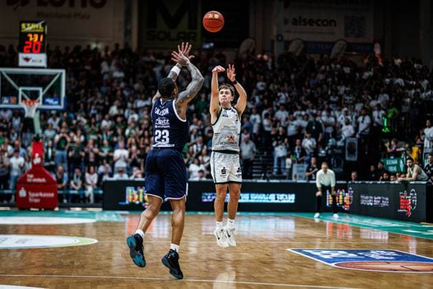 Steven Ashworth (Gladiators Trier) im Zweikampf mit Charles Callison (MBC Syntainics), Vet Concept Gladiators Trier vs MBC Syntainics, Basketball, easyCredit BBL, 34. Spieltag, Saison 2025 2026, 10.05.2026 Vet Concept Gladiators Trier vs MBC Syntainics, Basketball, easyCredit BBL, 34. Spieltag, Saison 2025 2026, 10.05.2026 Copyright: xEibner-Pressefoto AlexanderxNeisx EP_ANS