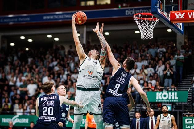 Maik Zirbes (Gladiators Trier) im Zweikampf mit Perttu Blomgren (MBC Syntainics) und Kresimir Nikic (MBC Syntainics), Vet Concept Gladiators Trier vs MBC Syntainics, Basketball, easyCredit BBL, 34. Spieltag, Saison 2025 2026, 10.05.2026 Vet Concept Gladiators Trier vs MBC Syntainics, Basketball, easyCredit BBL, 34. Spieltag, Saison 2025 2026, 10.05.2026 Copyright: xEibner-Pressefoto AlexanderxNeisx EP_ANS