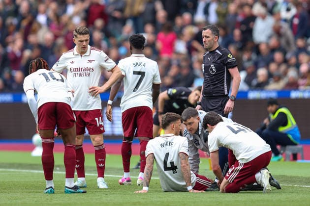 LONDON, ENGLAND, MAY 10: Ben White of Arsenal sits on the floor while being treated by the medical team during the Premier League match between West Ham United and Arsenal at London Stadium on May 10th, 2026 in London, Spain (Photo by Alexander Canillas Sports Press Photo) Copyright: xAlexanderxCanillas SPPx Sportspressphoto_SPR143944