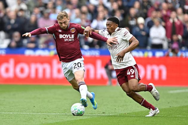 West Ham vs Arsenal Premier League Jarrod Bowen of West Ham United and Myles Lewis-Skelly of Arsenal clash during the West Ham vs Arsenal, Premier League match at the London Stadium Stratford. London The London Stadium UK Copyright: xMartinxDaltonx WestHam_vs_Arsenal_100526_MD_011