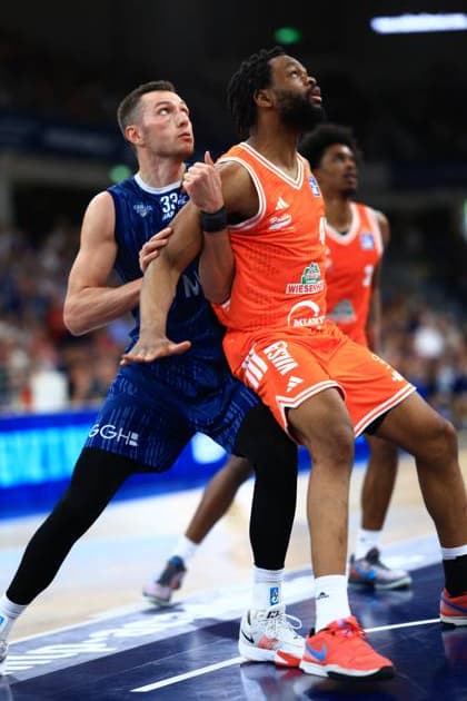 Lloyd Pandi (41; Rasta Vechta) und Ryan Mikesell (33; MLP Academics Heidelberg) kämpfen um den Ball in einer intensiven Spielsituation Kampf um den Rebound in Heidelberg Copyright: xMichaelxGelhardtx
