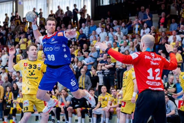 Krefeld, 10.05.2026, Handball, Herren, 2. Bundesliga, 31. Spieltag, 2025 2026: HSG Krefeld Niederrhein HBW Balingen-Weilstetten Stefan Bauer (HBW Balingen-Weilstetten, 99) beim Torwurf gegen Pau Guitart (HSG Krefeld Niederrhein, 12)