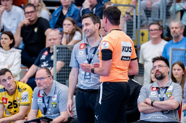 Krefeld, 10.05.2026, Handball, Herren, 2. Bundesliga, 31. Spieltag, 2025 2026: HSG Krefeld Niederrhein HBW Balingen-Weilstetten Mark Schmetz (HSG Krefeld Niederrhein, Trainer) im Gespräch mit dem Schiedsrichter