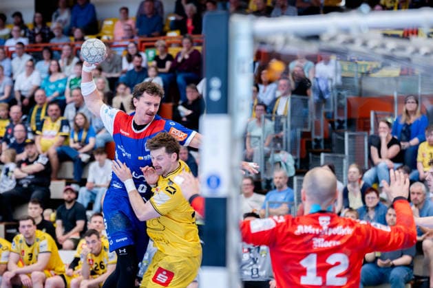 Krefeld, 10.05.2026, Handball, Herren, 2. Bundesliga, 31. Spieltag, 2025 2026: HSG Krefeld Niederrhein HBW Balingen-Weilstetten Mex Raguse (HBW Balingen-Weilstetten, 6) im Zweikampf mit Lucas Schneider (HSG Krefeld Niederrhein, 11)