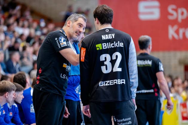 Krefeld, 10.05.2026, Handball, Herren, 2. Bundesliga, 31. Spieltag, 2025 2026: HSG Krefeld Niederrhein HBW Balingen-Weilstetten Nikola Marinovic (HBW Balingen-Weilstetten) im Gespräch Benedek Nagy (HBW Balingen-Weilstetten, 32)