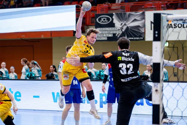 Krefeld, 10.05.2026, Handball, Herren, 2. Bundesliga, 31. Spieltag, 2025 2026: HSG Krefeld Niederrhein HBW Balingen-Weilstetten Lukas Siegler (HSG Krefeld Niederrhein, 20) beim Torwurf gegen Benedek Nagy (HBW Balingen-Weilstetten, 32)