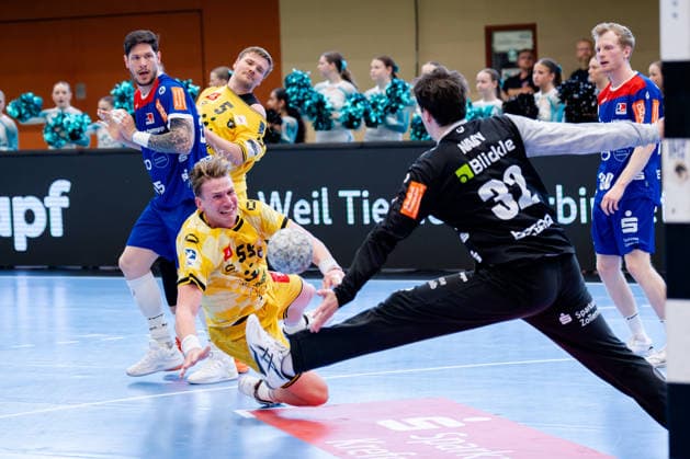 Krefeld, 10.05.2026, Handball, Herren, 2. Bundesliga, 31. Spieltag, 2025 2026: HSG Krefeld Niederrhein HBW Balingen-Weilstetten Niklas Ingenpaß (HSG Krefeld Niederrhein, 55) beim Torwurf gegen Benedek Nagy (HBW Balingen-Weilstetten, 32)