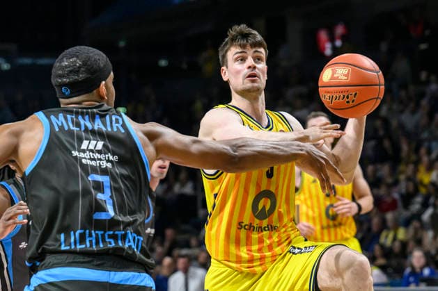 v.l. Will McNair ( 03, Science City Jena), Jonas Mattisseck (Alba 09), Zweikampf, Action, Kampf, kaempft um den Ball, Action, duels, fighting for the ball, GER, Berlin, Basketball, Alba Berlin vs Science City Jena, in der Max-Schmeling-Halle , BBL, 10.5. 2026 Copyright: HMBxMedia UwexKoch
