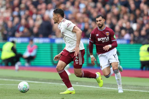 LONDON, ENGLAND, MAY 10: William Saliba of Arsenal receives pressure from Taty Castellanos of West Ham United during the Premier League match between West Ham United and Arsenal at London Stadium on May 10th, 2026 in London, Spain (Photo by Alexander Canillas Sports Press Photo) Copyright: xAlexanderxCanillas SPPx Sportspressphoto_SPR143945