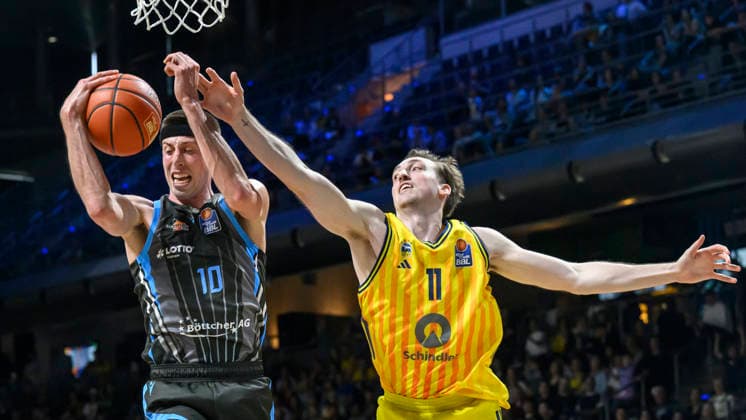 v.l. Joe Wieskamp ( 10, Science City Jena), Moses Wood (Alba 11), Zweikampf, Action, Kampf, kaempft um den Ball, Action, duels, fighting for the ball, GER, Berlin, Basketball, Alba Berlin vs Science City Jena, in der Max-Schmeling-Halle , BBL, 10.5. 2026 Copyright: HMBxMedia UwexKoch