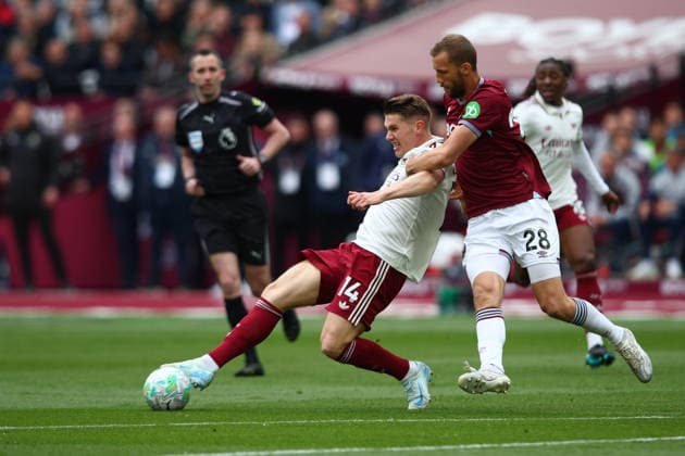 Premier League: West Ham United v Arsenal LONDON, UK - 10th May 2026: Viktor Gyokeres of Arsenal holds off the challenge from Tomas Soucek of West Ham United during the Premier League match between West Ham United FC and Arsenal FC at London Stadium London London Stadium England United Kingdom Copyright: xCraigxMercerx xPeakxActionxPhotosx