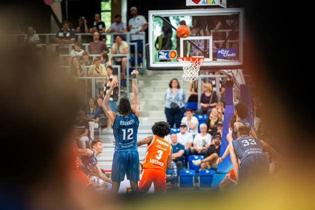 Osun Osunniyi (12; MLP Academics Heidelberg) wirft den Ball Richtung Korb, während 3; Rasta Vechta verteidigt Wurf von Osun Osunniyi (12; MLP Academics Heidelberg) in Heidelberg Copyright: xMichaelxGelhardtx