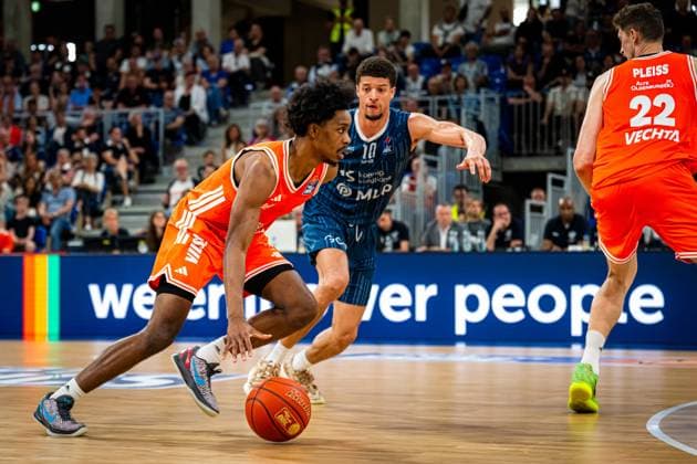 Samuell Williamson (10; MLP Academics Heidelberg) mit Ball, während Spieler von Rasta Vechta verteidigen Intensive Verteidigung in Heidelberg Copyright: xMichaelxGelhardtx