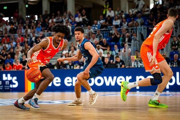 Samuell Williamson (10; MLP Academics Heidelberg) verteidigt energisch gegen einen Spieler von Rasta Vechta mit Ball in der Halle in Heidelberg Williamson verteidigt in Heidelberg Copyright: xMichaelxGelhardtx