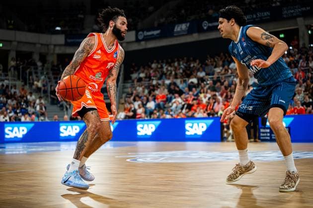 Erol Ersek (11; MLP Academics Heidelberg) verteidigt gegen Tevin Brown (10; Rasta Vechta) mit Ball in der Halle in Heidelberg Abstiegskampf in Heidelberg Copyright: xMichaelxGelhardtx