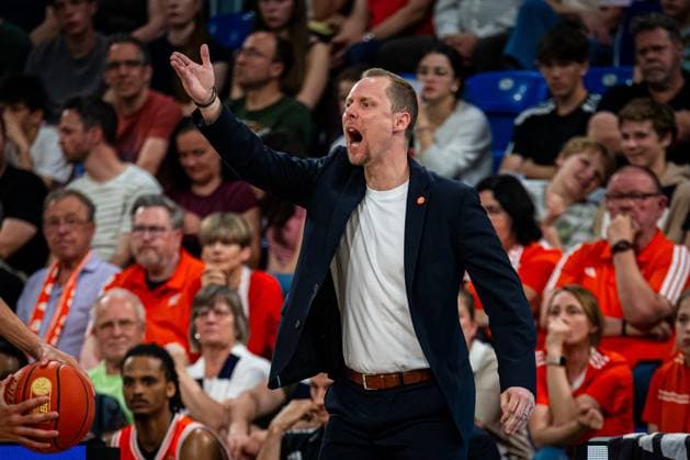 Carlo Finetti (999; MLP Academics Heidelberg) gibt Anweisungen, während Alonzo Verge Jr. (11; Rasta Vechta) konzentriert am Ball ist Coaching-Intensität in Heidelberg Copyright: xMichaelxGelhardtx