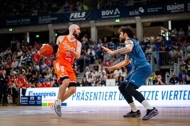 Tommy Kuhse (12; Rasta Vechta) dribbelt energisch, während Marcel Keßen (15; MLP Academics Heidelberg) in der Defensive steht Dribbling von Tommy Kuhse (12; Rasta Vechta) gegen Marcel Keßen (15; MLP Academics Heidelberg) Copyright: xMichaelxGelhardtx