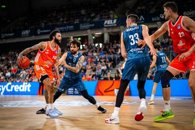 Tevin Brown (10; Rasta Vechta) mit Ball, während Marcel Keßen (15; MLP Academics Heidelberg) verteidigt, Ryan Mikesell (33; MLP Academics Heidelberg) beobachtet die Szene Saisonfinale BBL: Tevin Brown (10; Rasta Vechta) gegen Marcel Keßen (15; MLP Academics Heidelberg) Copyright: xMichaelxGelhardtx