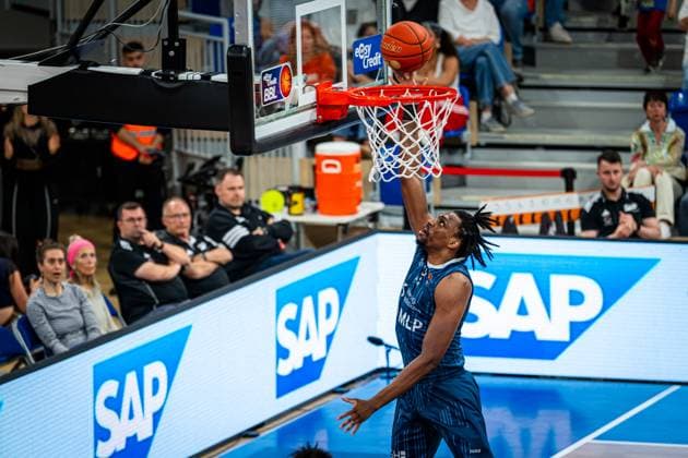 Osun Osunniyi (12; MLP Academics Heidelberg) erzielt einen spektakulären Dunk im Spiel in Heidelberg Dunk von Osun Osunniyi (12; MLP Academics Heidelberg) in Heidelberg Copyright: xMichaelxGelhardtx