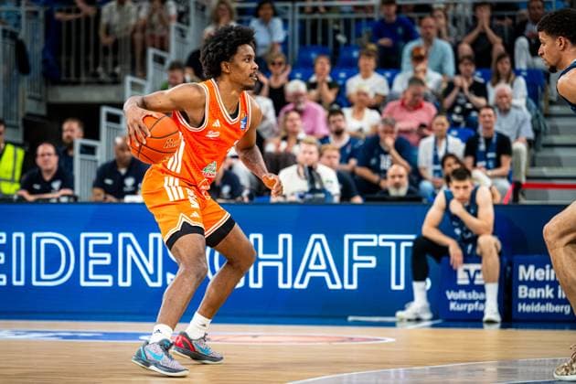Samuell Williamson (10; MLP Academics Heidelberg) mit Ball am Korb, während die Zuschauer im SNP dome aufmerksam verfolgen Saisonfinale BBL: Samuell Williamson (10; MLP Academics Heidelberg) in Aktion Copyright: xMichaelxGelhardtx