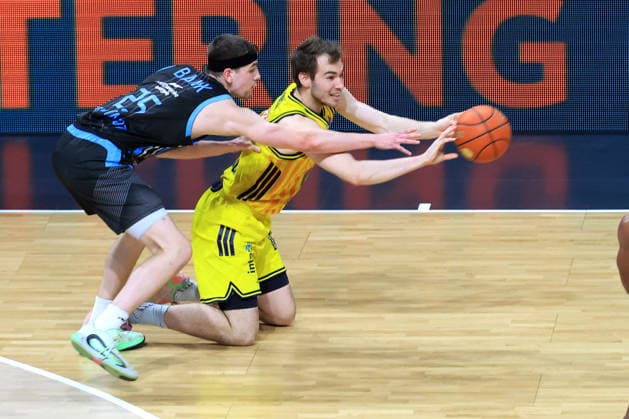 DEU, easyCredit BBL, ALBA vs. Bayern Muenchen, 10.05.2026, Max-Schmeling-Halle, Berlin, DEU, easyCredit BBL, ALBA vs. Bayern Muenchen, im Bild MALTE DELOW (ALBA Berlin 6), Lorenz Bank (Jena 25)