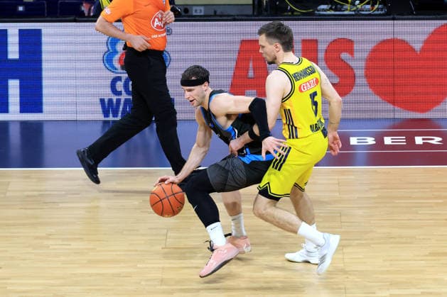 DEU, easyCredit BBL, ALBA vs. Bayern Muenchen, 10.05.2026, Max-Schmeling-Halle, Berlin, DEU, easyCredit BBL, ALBA vs. Bayern Muenchen, im Bild Martin Hermannsson (ALBA Berlin 15), Joe Wieskamp (Jena 10)