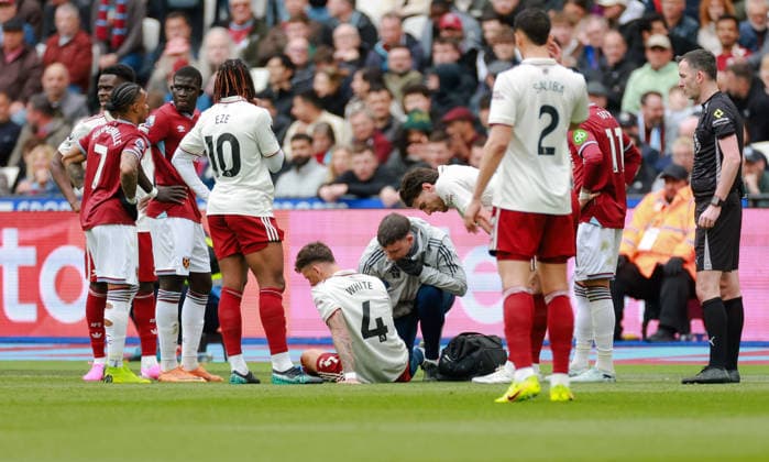 Premier League 2025 26 West Ham v Arsenal London Stadium 10.05.2026 Ben White of Arsenal is helped off the pitch by Simon Murphy, Arsenal medical director of physiotherapy. Premier League 2025 26 West Ham v Arsenal London Stadium 10.05.2026 Photograph By Marc Aspland The Times  Copyright: xMarcxAsplandx NINTCHDBPICT001079638851
