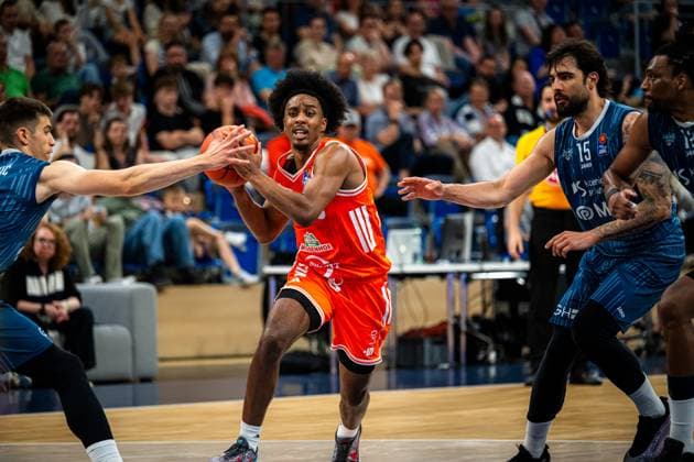 Marcel Keßen (15; MLP Academics Heidelberg) mit Ball, während Osun Osunniyi (12; MLP Academics Heidelberg) und ein Verteidiger von Rasta Vechta Druck machen Saisonfinale BBL: Marcel Keßen (15; MLP Academics Heidelberg) mit Ball Copyright: xMichaelxGelhardtx