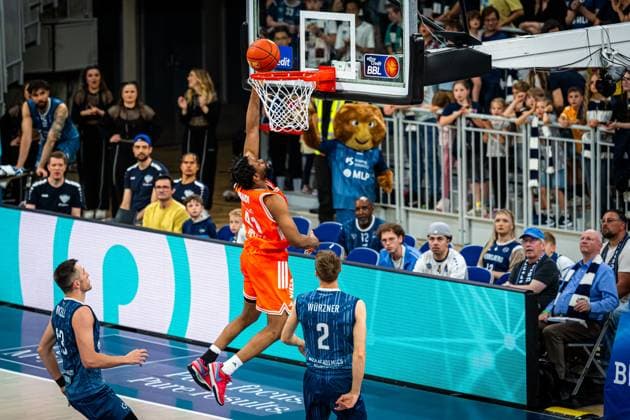 Lloyd Pandi (41; Rasta Vechta) erzielt spektakulären Dunk gegen Marcel Keßen (15; MLP Academics Heidelberg) und Mateo Seric (21; MLP Academics Heidelberg), während Josia Gentischer (4; MLP Academics Heidelberg) und Alex Vogel (995; MLP Academics Heidelberg) im Hintergrund beobachten Dunk von Lloyd Pandi (41; Rasta Vechta) in Heidelberg Copyright: xMichaelxGelhardtx