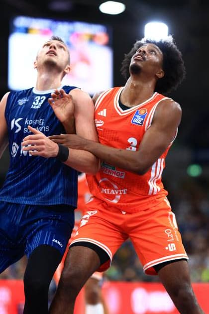 Ryan Mikesell (33; MLP Academics Heidelberg) im Duell um den Ball gegen einen Gegenspieler von Rasta Vechta im SNP dome in Heidelberg Saisonfinale BBL: Ryan Mikesell (33; MLP Academics Heidelberg) im Duell Copyright: xMichaelxGelhardtx