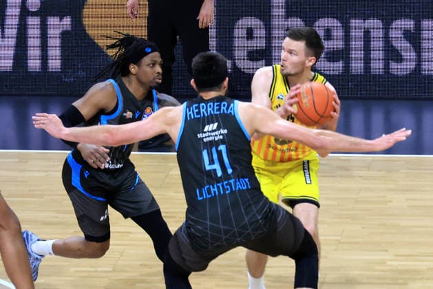DEU, easyCredit BBL, ALBA vs. Bayern Muenchen, 10.05.2026, Max-Schmeling-Halle, Berlin, DEU, easyCredit BBL, ALBA vs. Bayern Muenchen, im Bild Martin Hermannsson (ALBA Berlin 15), Uchenna Iroegbu (Jena 1), Alex Herrera (Jena 41)