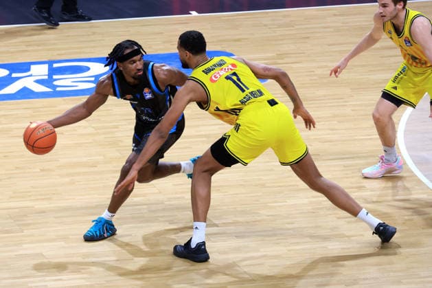 DEU, easyCredit BBL, ALBA vs. Bayern Muenchen, 10.05.2026, Max-Schmeling-Halle, Berlin, DEU, easyCredit BBL, ALBA vs. Bayern Muenchen, im Bild Norris Agbakoko (ALBA Berlin 17), Uchenna Iroegbu (Jena 1)