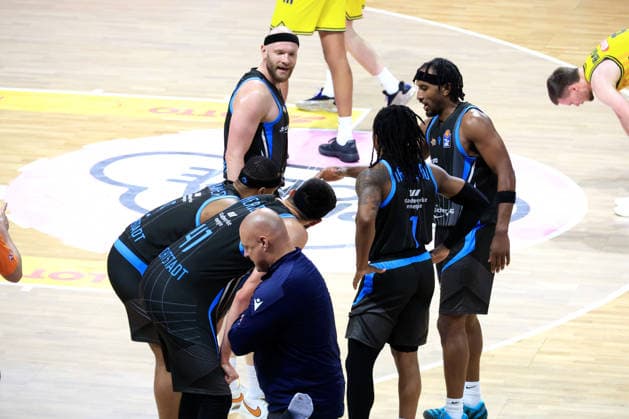 DEU, easyCredit BBL, ALBA vs. Bayern Muenchen, 10.05.2026, Max-Schmeling-Halle, Berlin, DEU, easyCredit BBL, ALBA vs. Bayern Muenchen, im Bild Head Coach Mike Taylor (Jena), Jenaer-Spielerkreis