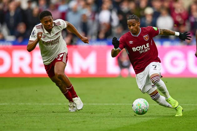 West Ham United v Arsenal, Premier League West Ham United forward Crysencio Summerville (7) sprints forward with the ball under pressure from Arsenal defender Myles Lewis-Skelly(49) during the Premier League match between West Ham United and Arsenal at the London Stadium, London, UK on 10 May 2026. London London Stadium UK Editorial use only DataCo restrictions apply See www.football-dataco.com , Copyright: xDennisxGoodwinx PSI-24232-0035
