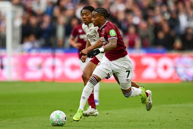 West Ham United v Arsenal, Premier League West Ham United forward Crysencio Summerville (7) sprints forward with the ball under pressure from Arsenal defender Myles Lewis-Skelly(49) during the Premier League match between West Ham United and Arsenal at the London Stadium, London, UK on 10 May 2026. London London Stadium UK Editorial use only DataCo restrictions apply See www.football-dataco.com , Copyright: xDennisxGoodwinx PSI-24232-0036