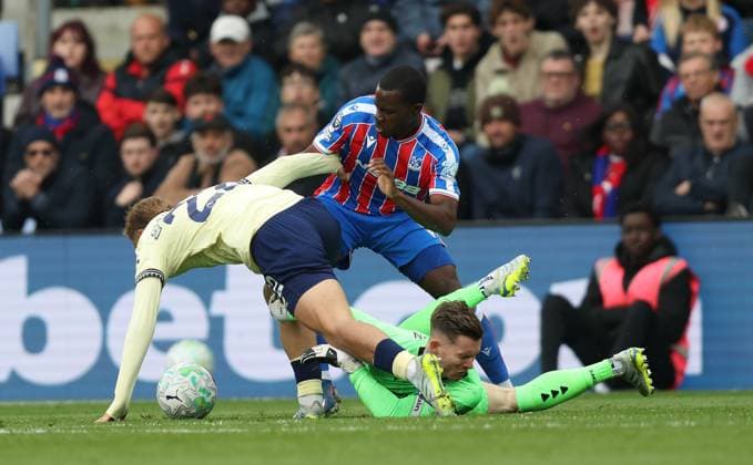 Premier League - Crystal Palace FC v Everton FC LONDON, ENGLAND, MAY 10: Tyrick Mitchell of Crystal Palace & Dean Henderson of Crystal Palace battle for the ball with Kiernan Dewsbury-Hall of Everton during the Premier League match between Crystal Palace FC v Everton FC at Selhurst Park Stadium, London, England, on May 10. (Photo by Daniel Weir) London Selhurst Park Stadium England Copyright: xDanielxWeir SportsxPressxPhotox Sportspressphoto_SPR144007