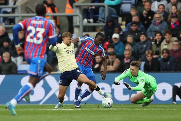 Premier League - Crystal Palace FC v Everton FC LONDON, ENGLAND, MAY 10: Tyrick Mitchell of Crystal Palace & Dean Henderson of Crystal Palace battle for the ball with Kiernan Dewsbury-Hall of Everton during the Premier League match between Crystal Palace FC v Everton FC at Selhurst Park Stadium, London, England, on May 10. (Photo by Daniel Weir) London Selhurst Park Stadium England Copyright: xDanielxWeir SportsxPressxPhotox Sportspressphoto_SPR144009