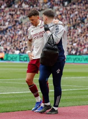 Premier League 2025 26 West Ham v Arsenal London Stadium 10.05.2026 Ben White of Arsenal is helped off the pitch by Simon Murphy, Arsenal medical director of physiotherapy. Premier League 2025 26 West Ham v Arsenal London Stadium 10.05.2026 Photograph By Marc Aspland The Times  Copyright: xMarcxAsplandx NINTCHDBPICT001079639592