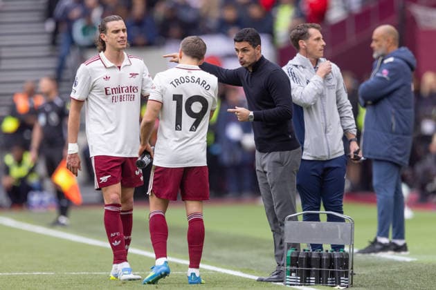 West Ham United v Arsenal FC, Premier League, Football, London Stadium, London, UK - 10 May 2026 Arsenal Manager Mikel Arteta reactsspeaks to Leandro Trossard of Arsenal FC (19) and Riccardo Calafiori of Arsenal FC (33) during a break in play London London Stadium Stratford GBR, UK NEWSPAPERS OUT Copyright: xEllixBirchx