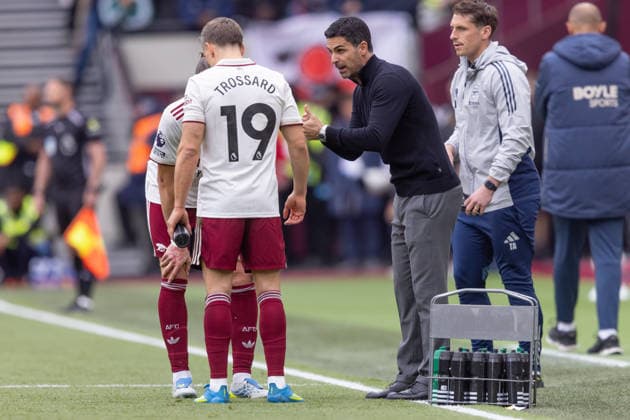 West Ham United v Arsenal FC, Premier League, Football, London Stadium, London, UK - 10 May 2026 Arsenal Manager Mikel Arteta reactsspeaks to Leandro Trossard of Arsenal FC (19) and Riccardo Calafiori of Arsenal FC (33) during a break in play London London Stadium Stratford GBR, UK NEWSPAPERS OUT Copyright: xEllixBirchx