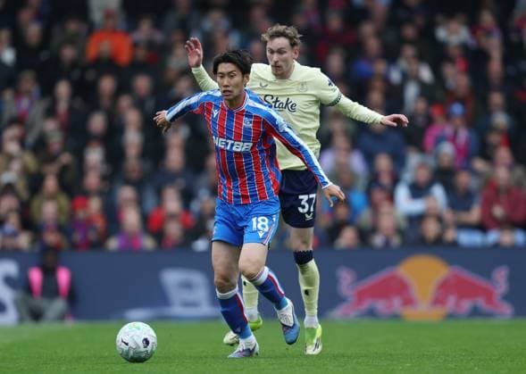 Premier League - Crystal Palace FC v Everton FC LONDON, ENGLAND, MAY 10: Daichi Kamada of Crystal Palace battles for the ball with James Garner of Everton during the Premier League match between Crystal Palace FC v Everton FC at Selhurst Park Stadium, London, England, on May 10. (Photo by Daniel Weir) London Selhurst Park Stadium England Copyright: xDanielxWeir SportsxPressxPhotox Sportspressphoto_SPR144040