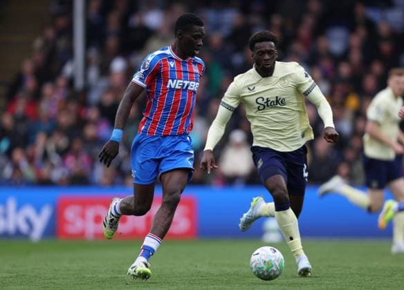 Premier League - Crystal Palace FC v Everton FC LONDON, ENGLAND, MAY 10: Ismaila Sarr of Crystal Palace on the ball during the Premier League match between Crystal Palace FC v Everton FC at Selhurst Park Stadium, London, England, on May 10. (Photo by Daniel Weir) London Selhurst Park Stadium England Copyright: xDanielxWeir SportsxPressxPhotox Sportspressphoto_SPR144049